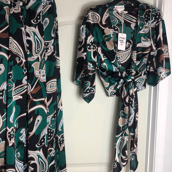 NEW Women's Green &Black Print split wide legs set Size Small - Picture 2 of 8